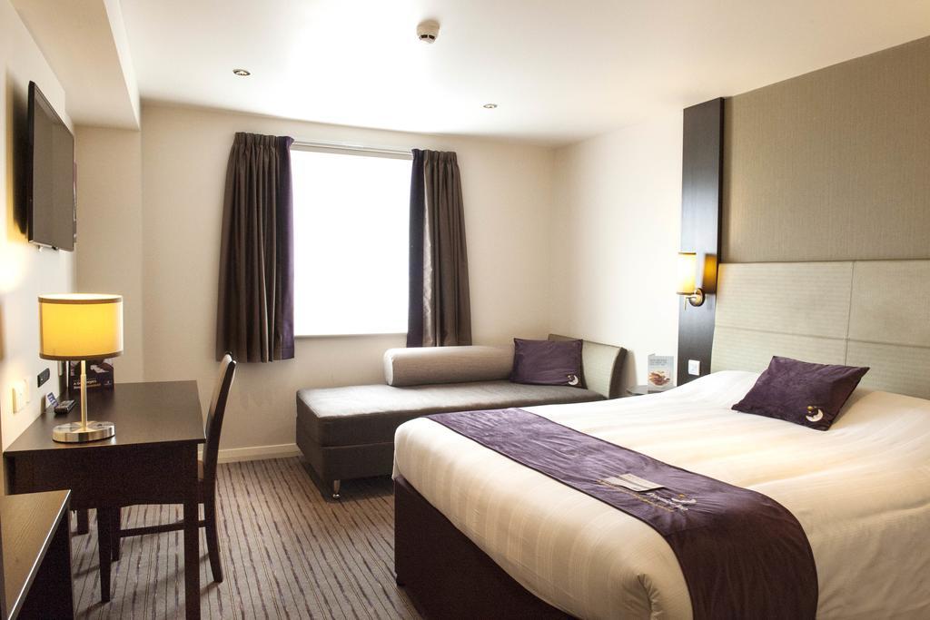 Premier Inn Peterborough - Ferry Meadows Экстерьер фото