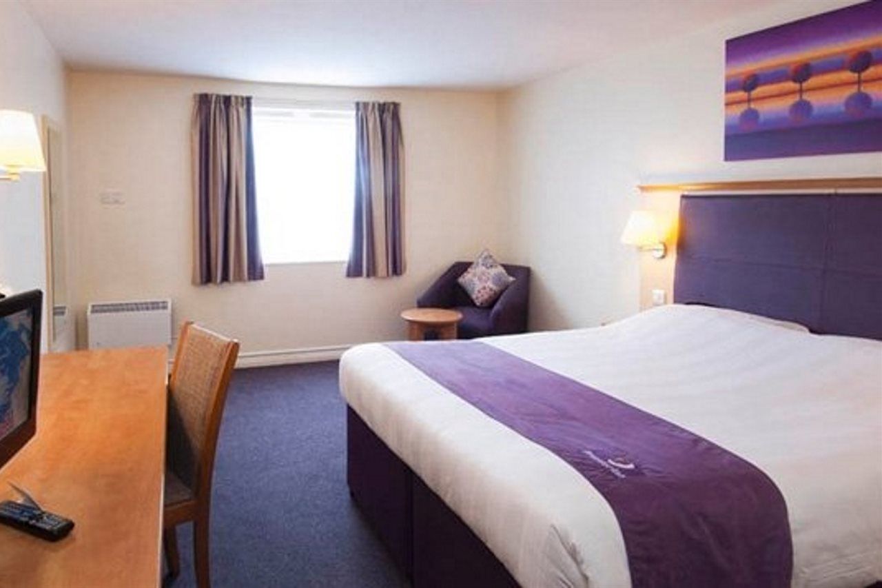 Premier Inn Peterborough - Ferry Meadows Экстерьер фото